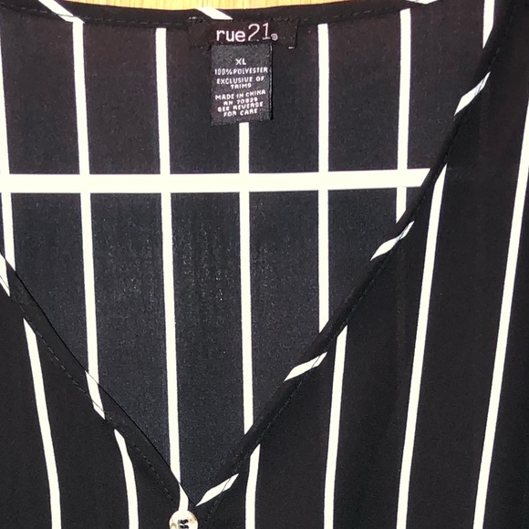 RUE21 Long Sleeve - Picture 2 of 2